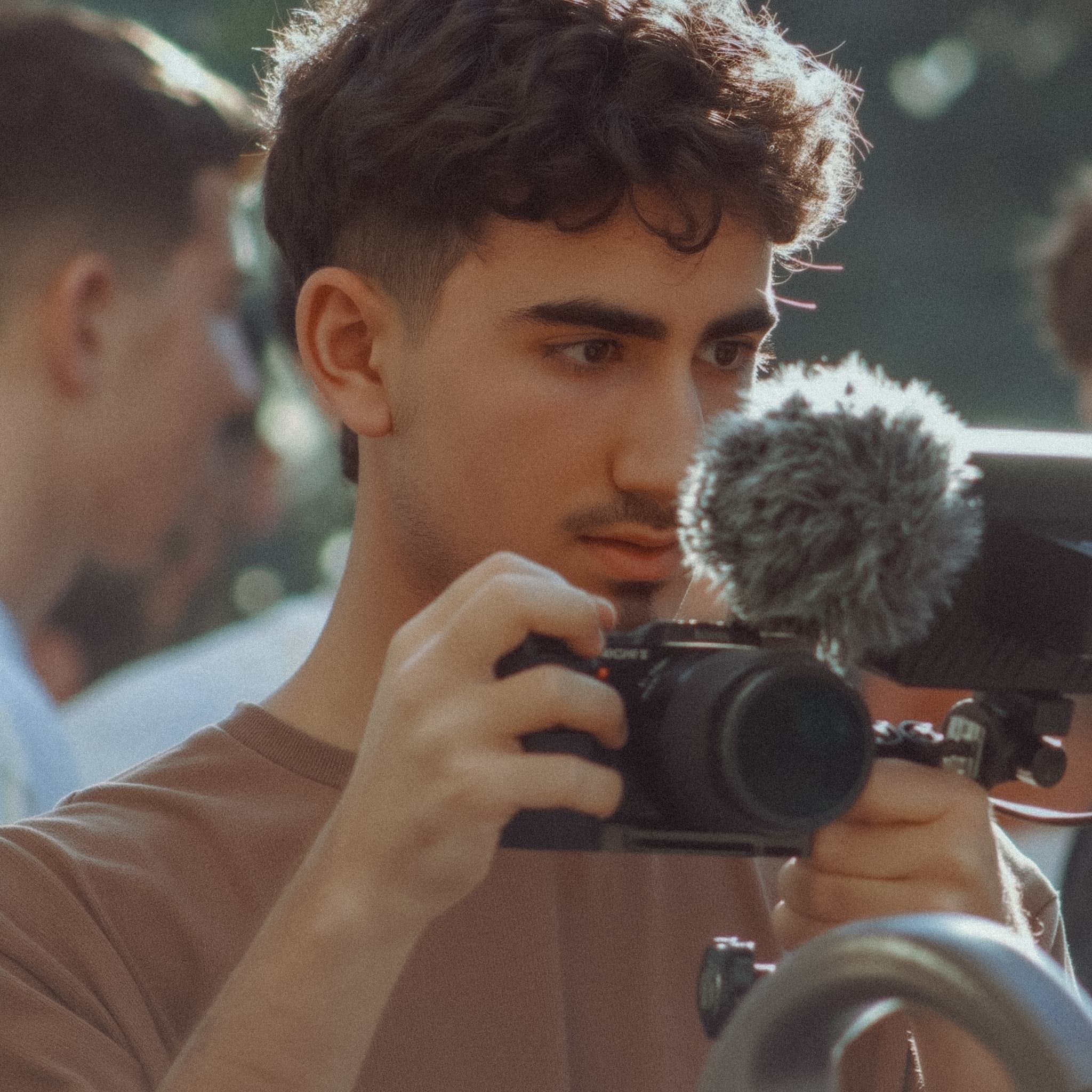 נועם אזולאי מצלם עם מצלמת Lumix ומיקרופון
